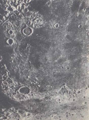 Фотография участка лунной поверхности 